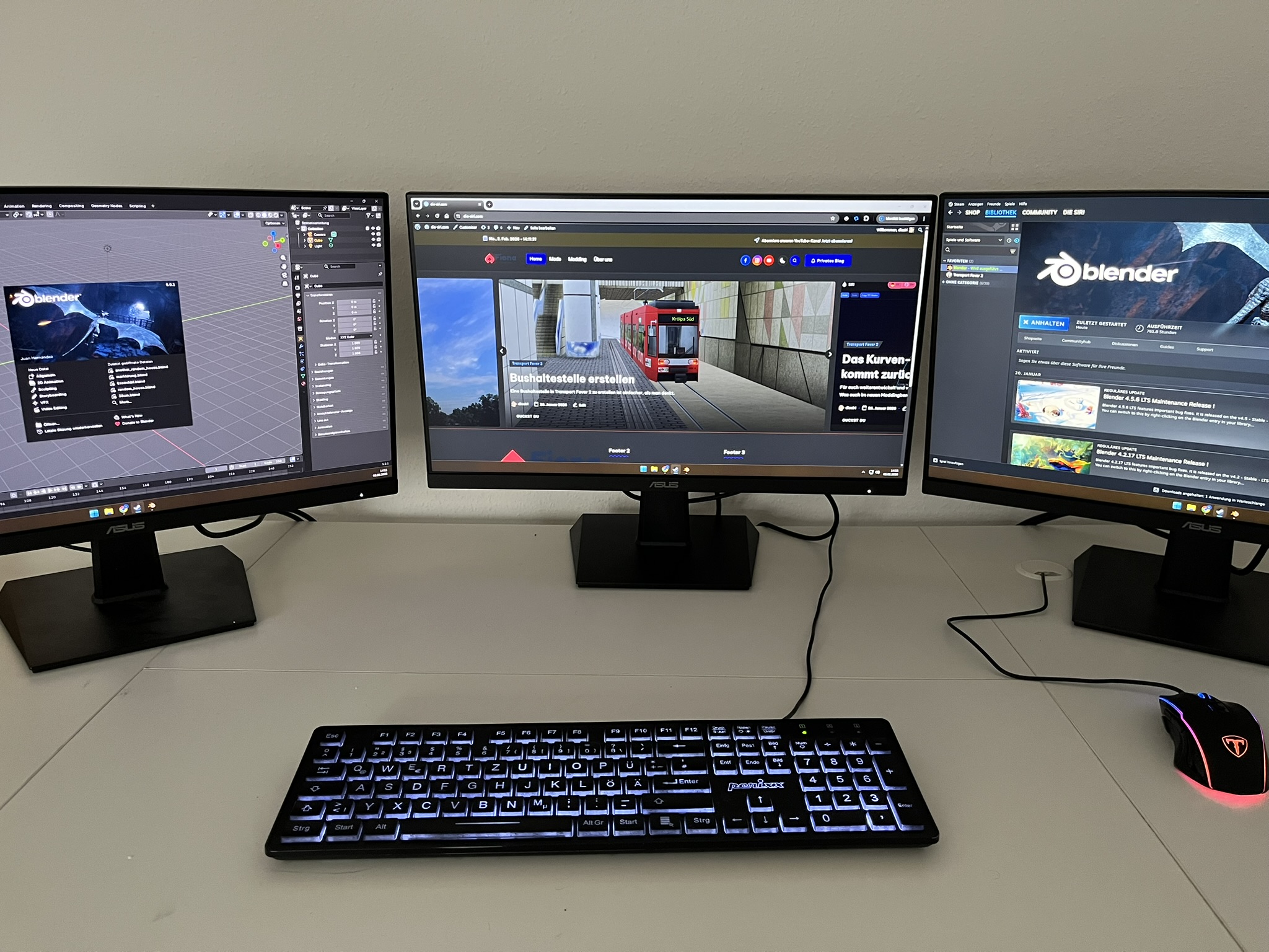 Mein Schreibtisch mit 3 Monitoren, einer Maus und einer Tastatur.